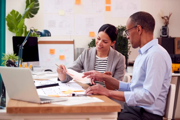 Männliche Und Weibliche Architekten Oder Innenarchitekten Arbeiten Büro Plänen Für — Stockfoto