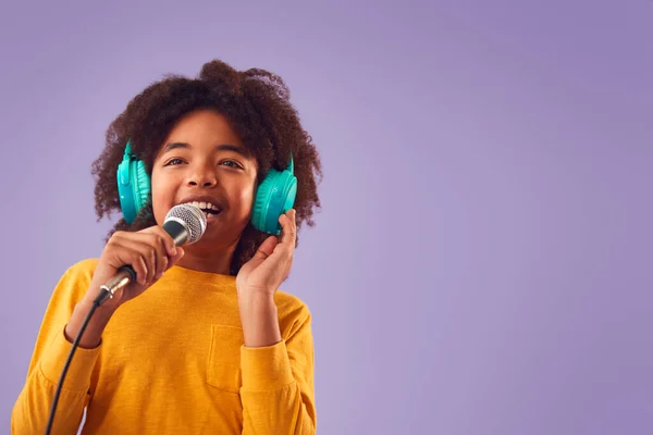 Студійний Знімок Хлопчика Навушниках Співаючи Караоке Мікрофон Фіолетовому Тлі — стокове фото
