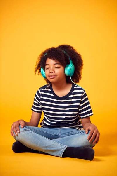 Estúdio Tiro Menino Com Olhos Fechados Ouvir Música Fones Ouvido — Fotografia de Stock