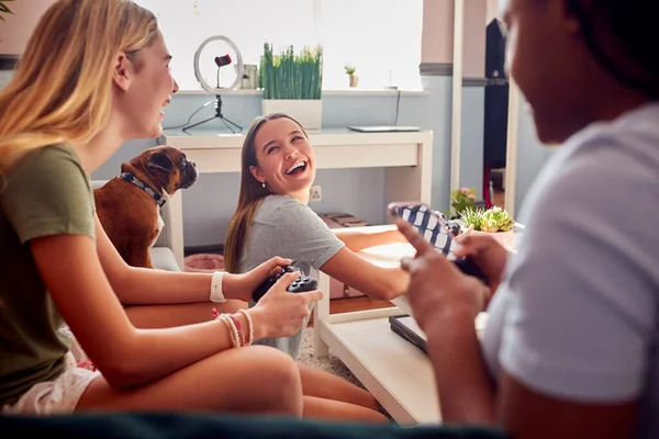 Gruppo Amiche Adolescenti Con Telefoni Cellulari Che Giocano Escono Camera — Foto Stock