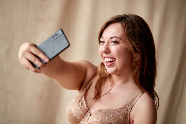 Studio Skott Kropp Positiv Kvinna Underkläder Tar Selfie Mobiltelefon — Stockfoto