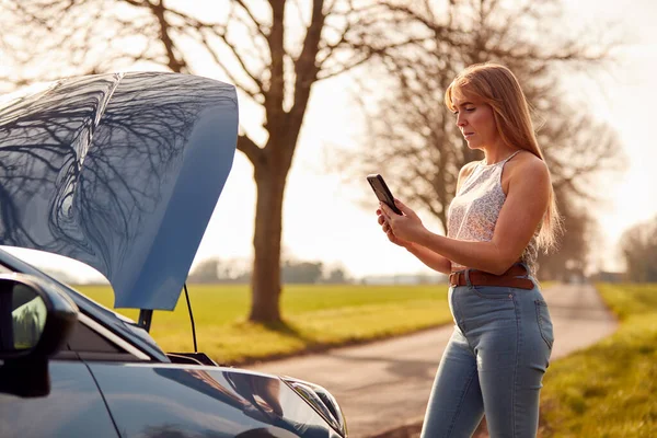 Vrouw Met Kapotte Auto Land Weg Bellen Voor Hulp Mobiele — Stockfoto