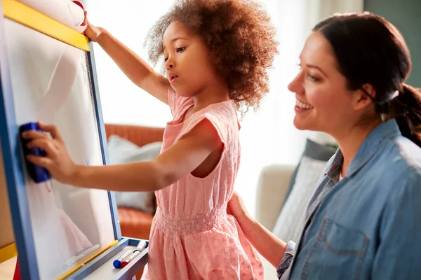 Mor Och Dotter Har Roligt Ritning Bild Whiteboard Hemma Tillsammans — Stockfoto