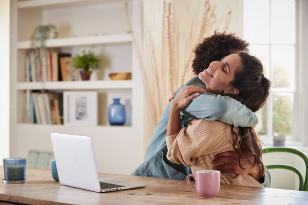 Umarmung Paar Mit Kreditkarte Hause Laptop Verwenden Die Finanzen Für — Stockfoto