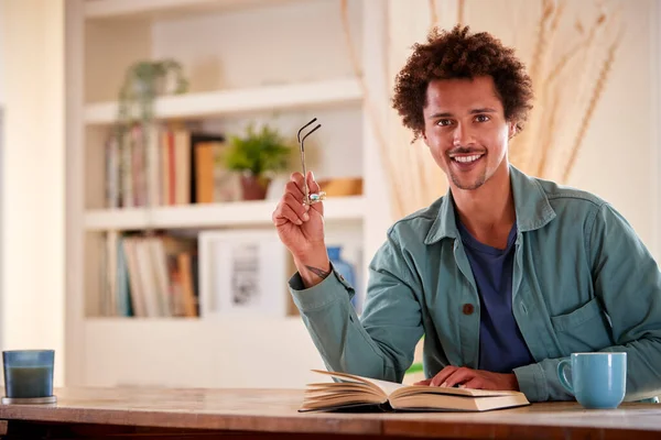 Ritratto Uomo Che Rilassa Casa Seduto Tavola Libro Lettura Con — Foto Stock