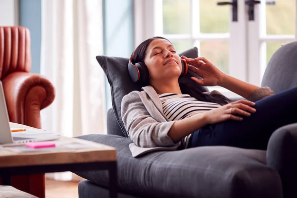 Femme Travaillant Partir Maison Prenant Une Pause Allongée Sur Canapé — Photo