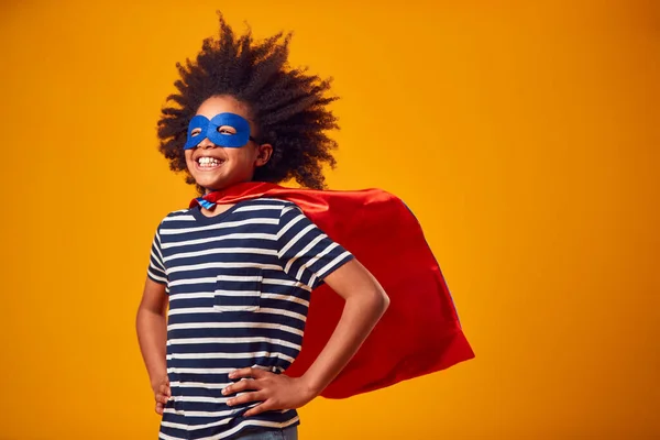 Studio Ritratto Ragazzo Vestito Come Fumetto Supereroe Contro Sfondo Giallo — Foto Stock