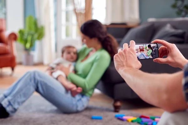 Punto Vista Girato Padre Presa Foto Madre Giocare Con Bambino — Foto Stock