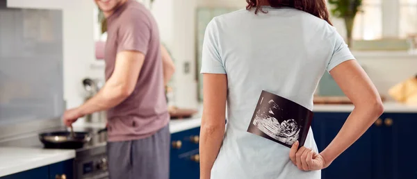 Evde Mutfakta Hamile Bir Transseksüel Çift Ultrason Taramasıyla Bebeğini Şaşırtan — Stok fotoğraf