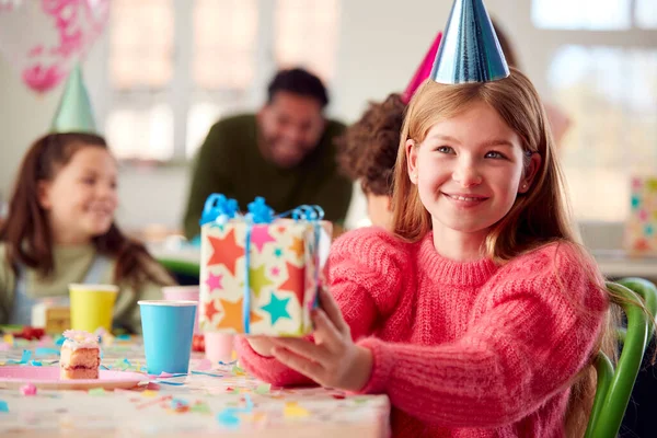 Flicka Ger Gåva Födelsedagen Fest Med Vänner Och Föräldrar Hemma — Stockfoto