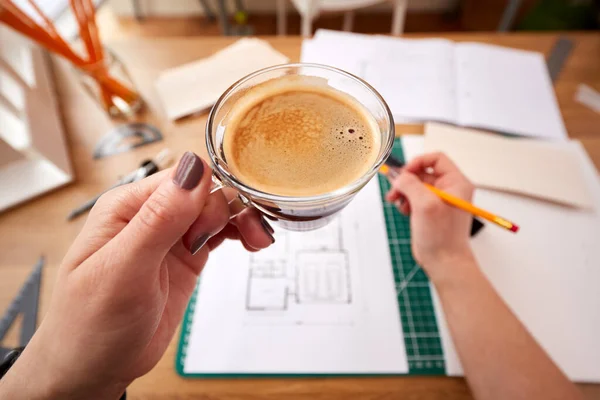 Pov Skott Kvinnliga Arkitekt Innehav Cup Kaffe Arbetar Office Planer — Stockfoto