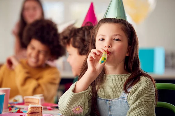 Dziewczyna Tort Urodzinowy Impreza Dmuchawa Imprezie Rodzicami Przyjaciół Domu — Zdjęcie stockowe