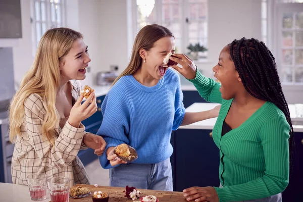Grupa Nastolatek Dziewczyny Jedzenie Zabawy Bawić Się Babeczki Kuchni Domu — Zdjęcie stockowe