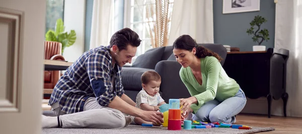 Transgender Familj Med Barn Spelar Spel Med Färgglada Leksaker Loungen — Stockfoto