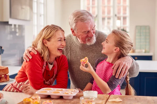 Morföräldrar Med Barnbarn Äter Hembakade Cupcakes Köket Hemma — Stockfoto