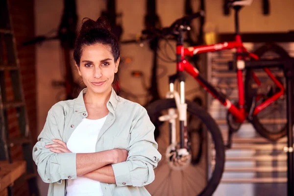 Porträt Einer Frau Der Garage Hause Hinter Der Das Fahrrad — Stockfoto