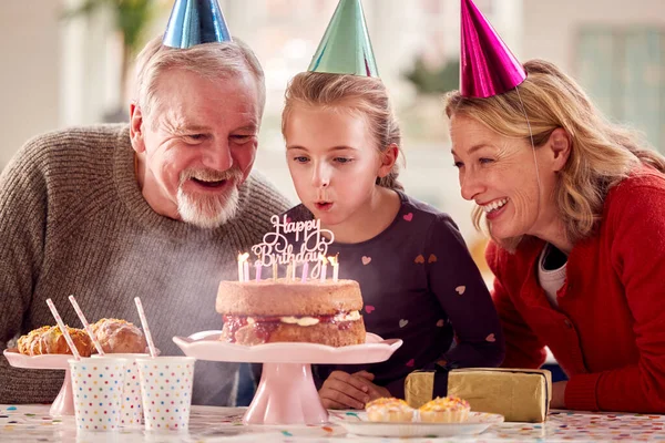 祖父母与孙女一起在家中庆祝生日 — 图库照片