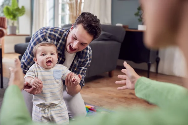 Famiglia Transgender Incoraggiare Bambino Fare Primi Passi Nella Lounge Casa — Foto Stock