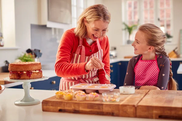 Großmutter Mit Enkelin Backt Und Dekoriert Kuchen Küchentisch Hause — Stockfoto