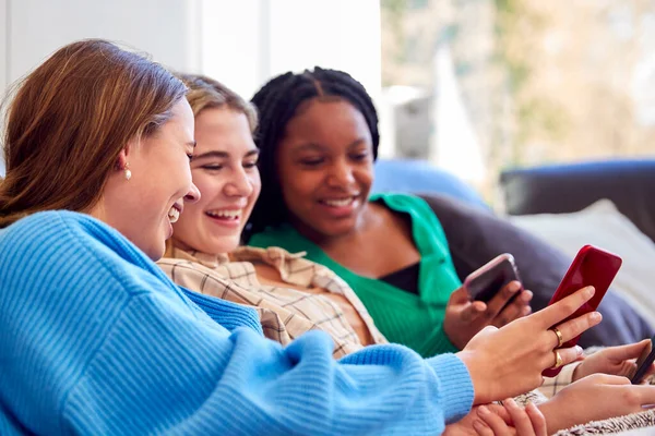 Gruppo Amici Adolescenti Multiculturali Coccolati Sotto Coperta Guardando Telefoni Cellulari — Foto Stock