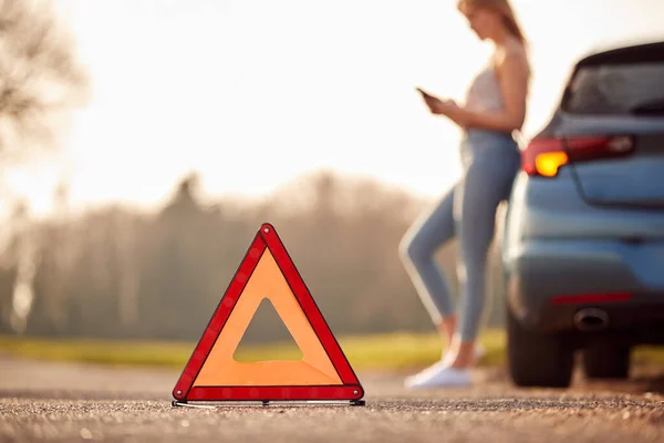 Waarschuwingsdriehoek Voor Auto Pech Onderweg Met Vrouw Roept Hulp Achtergrond — Stockfoto