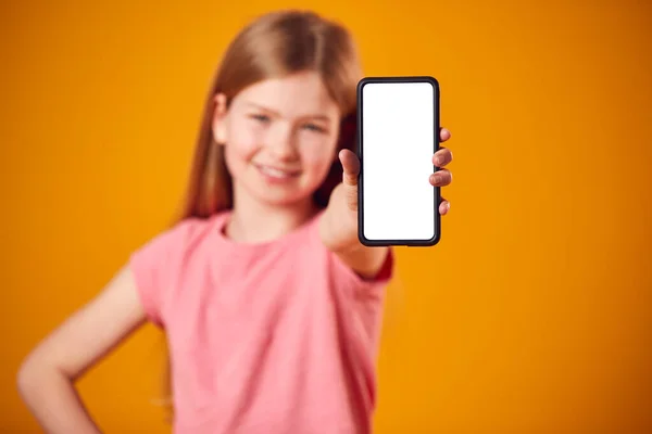 Retrato Estudio Niña Mostrando Teléfono Móvil Con Pantalla Redes Sociales —  Fotos de Stock