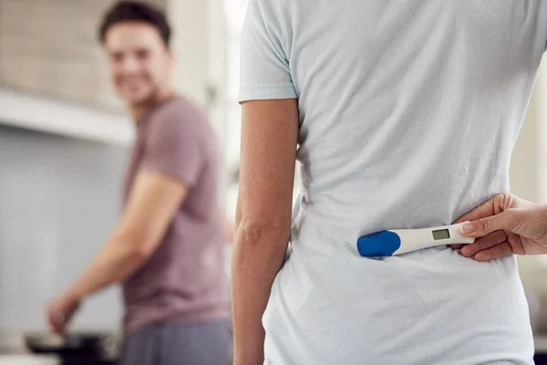 Casal Transexual Casa Cozinha Com Mulher Surpreendendo Homem Com Teste — Fotografia de Stock