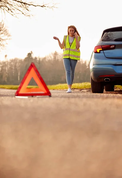 Araba Arızası Için Tehlike Uyarı Üçgeni Şareti Kadın Yardım Istiyor — Stok fotoğraf