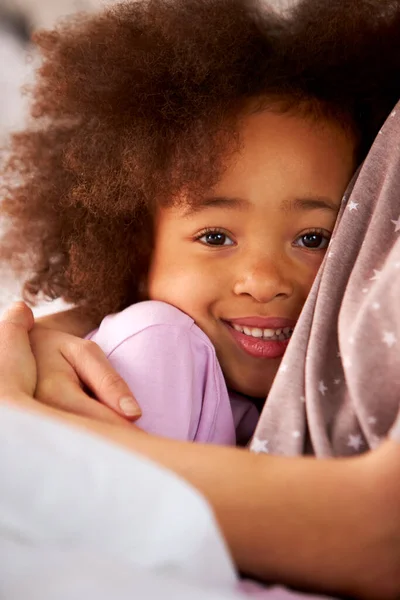Primer Plano Retrato Hija Abrazando Madre Usando Pijama Cama Casa —  Fotos de Stock