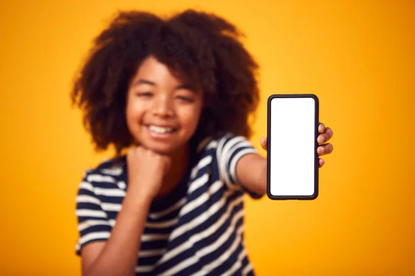 Estudio Retrato Niño Mostrando Teléfono Móvil Con Pantalla Medios Sociales —  Fotos de Stock