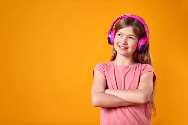 Estúdio Tiro Sorrir Jovem Ouvindo Música Fones Ouvido Contra Fundo — Fotografia de Stock
