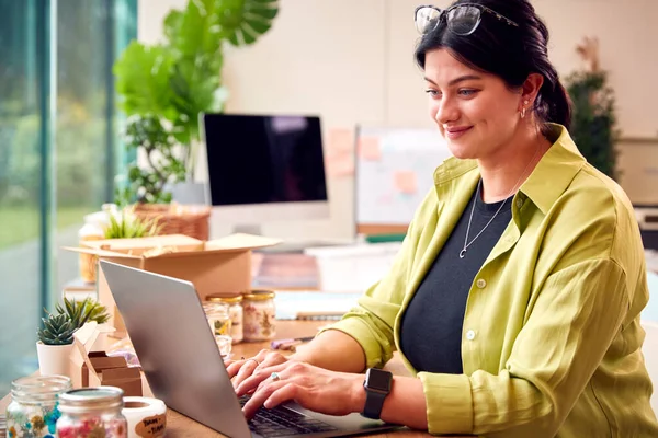 Жінка Працює Онлайн Бізнес Робить Бутік Свічки Вдома Працює Ноутбуці — стокове фото
