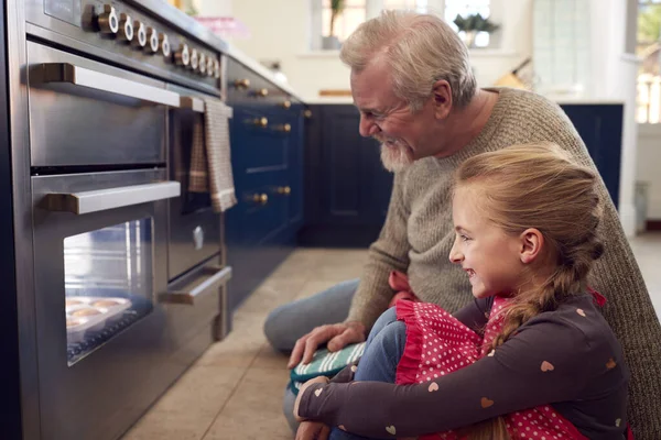 Großvater Und Enkelin Waiting Von Ofen Küche Hause Für Kuchen — Stockfoto