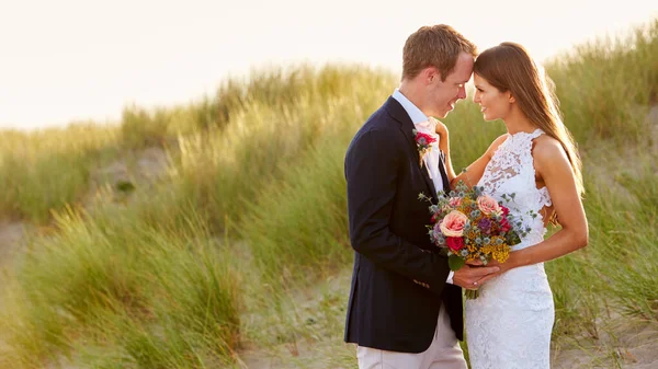 Casal Casado Romântico Comemorando Casamento Praia Dunas Juntos — Fotografia de Stock