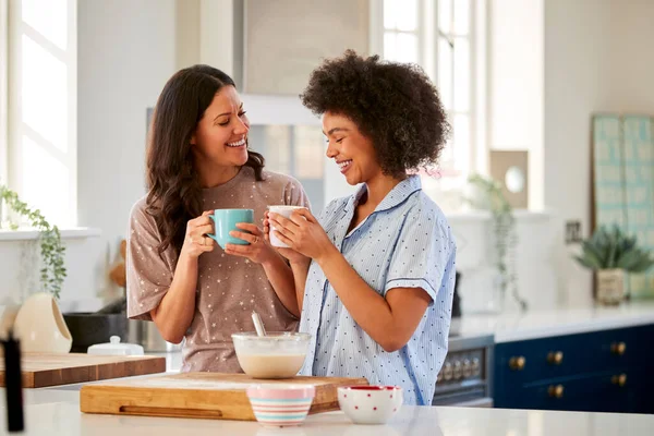 Älskar Samma Kön Kvinnliga Par Bär Pyjamas Göra Morgon Pannkakor — Stockfoto