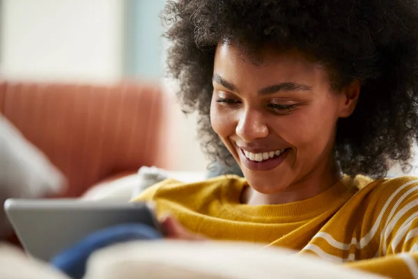 Femme Détendre Sur Canapé Maison Utilisant Une Tablette Numérique Pour — Photo