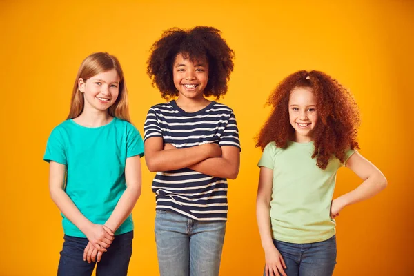 Studioportrait Von Drei Befreundeten Kindern Vor Gelbem Hintergrund — Stockfoto