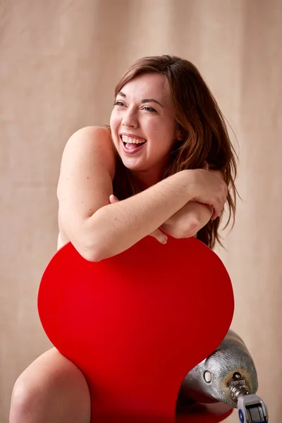 Zelfverzekerde Natuurlijke Lichaam Positieve Vrouw Met Prothese Ledemaat Ondergoed Zitten — Stockfoto