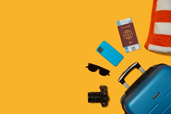 Επίπεδη Lay Shot Blue Suitcase Unpacked Εξαρτήματα Διακοπών Κίτρινο Φόντο — Φωτογραφία Αρχείου