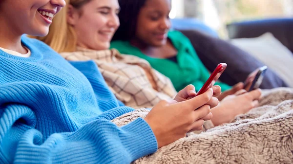 Grupo Amigos Adolescentes Multiculturales Acurrucados Bajo Manta Mirando Teléfonos Móviles — Foto de Stock