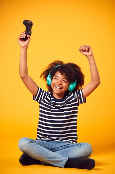 Estúdio Tiro Sorrir Jovem Menino Usando Fones Ouvido Jogos Com — Fotografia de Stock