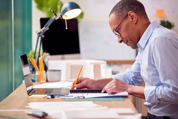 Architecte Masculin Mature Travaillant Dans Bureau Avec Modèle Sur Bureau — Photo