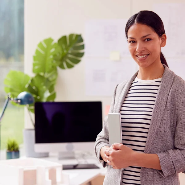 Porträtt Kvinnlig Arkitekt Stående Office Holding Laptop — Stockfoto