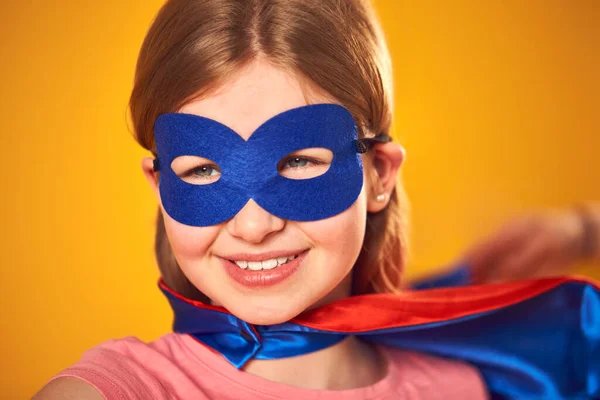 黄色の背景に漫画の本のスーパーヒーローとして身に着けている女の子のスタジオ肖像 — ストック写真