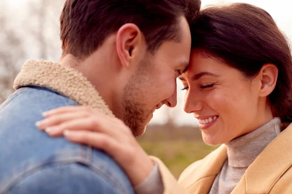 Amar Pareja Transgénero Disfrutando Paseo Otoño Invierno Campo —  Fotos de Stock