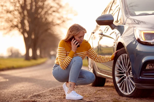 Kvinde Opkald Hjælp Telefonen Efter Bil Opdeling Landevejen Med Dæk - Stock-foto