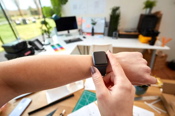 Pov Shot Kobieta Architekt Pracuje Biurze Przy Użyciu Inteligentnego Zegarka — Zdjęcie stockowe
