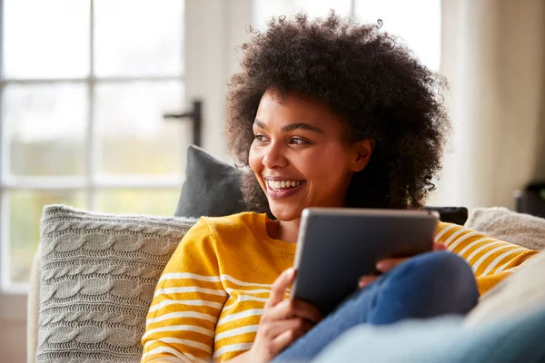 Mulher Relaxando Sofá Casa Usando Tablet Digital Para Transmitir Filme — Fotografia de Stock