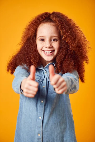 Studio Ritratto Sorridente Giovane Ragazza Making Pollice Gesture Shot Contro — Foto Stock