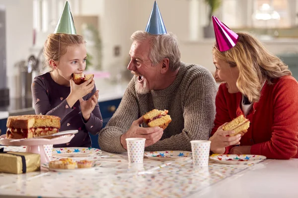 Morföräldrar Med Barnbarn Firar Att Äta Tårta Hemma Tillsammans — Stockfoto